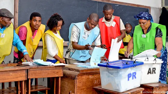 Assembleia de voto nas eleições gerais de 2014 em Moçambique