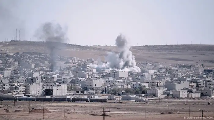 Türkei Syrien Kämpfe um Kobane von der Grenze aus gesehen Luftschläge