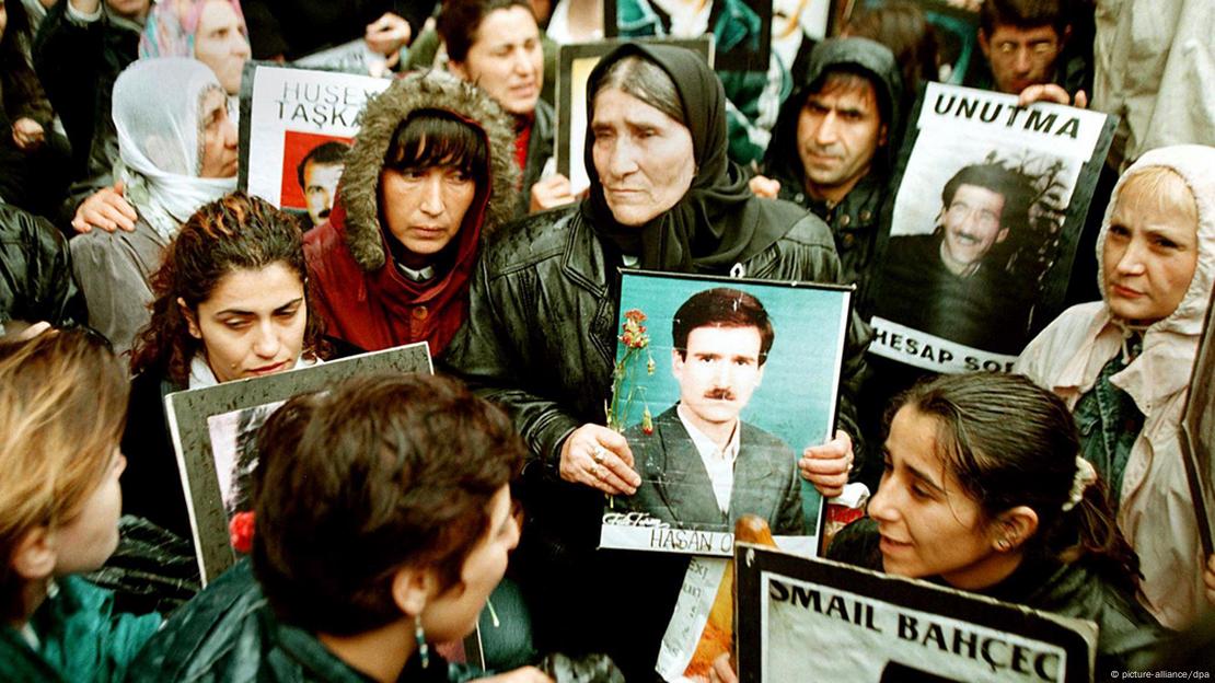 İstanbul Galatasaray Meydanı'nda toplanan Cumartesi Anneleri'nin oturma eylemi
