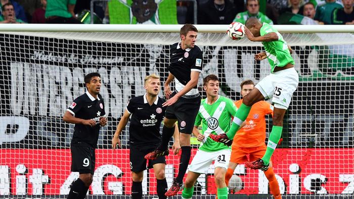 Naldo drück den Ball per Kopf zum 1:0 ins Tor. Die Mainzer Abwehr schaut nur zu. (Foto: Martin Rose/Bongarts/Getty Images)