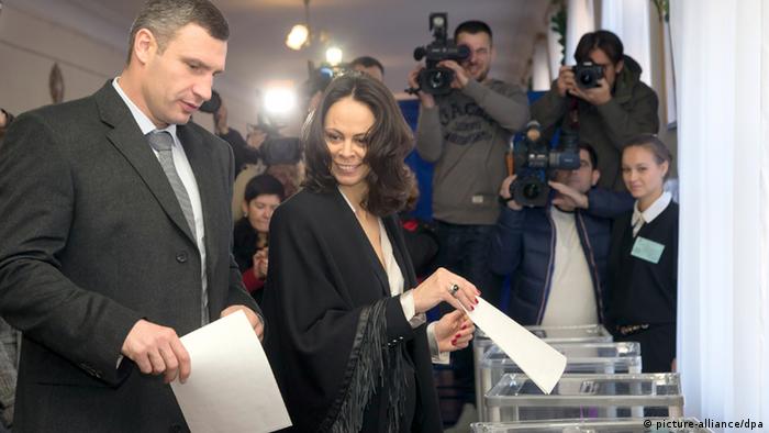 Віталій Кличко має всі шанси залишитися у мерському кріслі. На фото - Кличко з дружиною під час голосування на парламентських виборах у жовтні минулого року