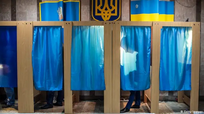 Кабинки для голосования на избирательном участке в Киеве. Фото из архива