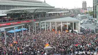 Rund 2500 Hooligans bei Kundgebung gegen Islamisten in Köln 26.10.2014