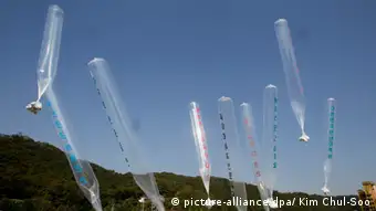 Südkoreanische Aktivisten schicken mit Ballons Flugblätter nach Nordkorea