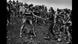 Registro em preto e branco feito por Sebastião Salgado nos anos 1980 mostra policial cercado por garimpeiros em Serra Pelada, no Pará. Um dos garimpeiros, um homem negro e de físico atlético, tem o torso nu e segura o cano da espingarda do policial. Registro em preto e branco feito por Sebastião Salgado nos anos 1980 mostra policial cercado por garimpeiros em Serra Pelada, no Pará. Um dos garimpeiros, um homem negro e de físico atlético, tem o torso nu e segura o cano da espingarda do policial.