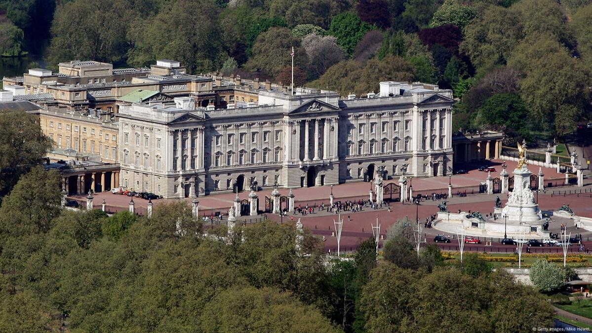 Fathers’ protest on Buckingham Palace – DW – 11/30/2015