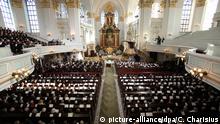 Die Trauergäste haben ihre Plätze eingenommen am 28.10.2014 vor Beginn der Trauerfeier für den verstorbenen Schriftsteller Siegfried Lenz in der Hauptkirche St. Michaelis in Hamburg. Foto: Christian Charisius/dpa +++(c) dpa - Bildfunk+++
