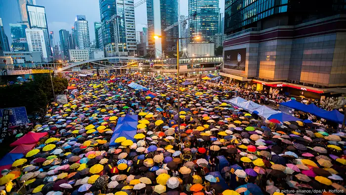 China Hongkong Regenschirmrevolution Demonstration mit Regenschirmen Platz (picture-alliance/dpa/A. Hofford)