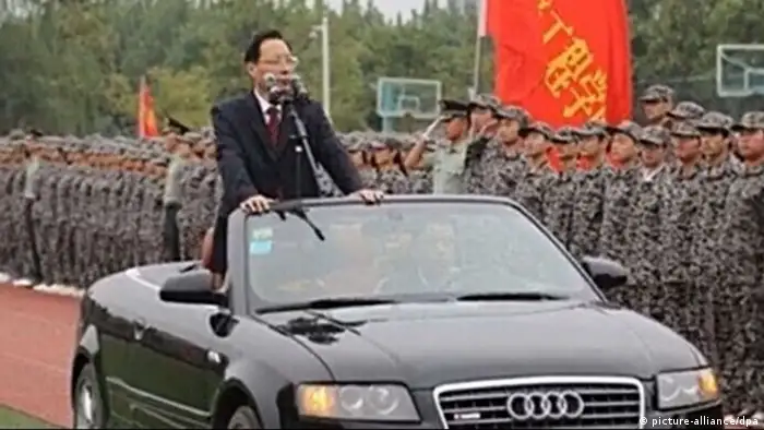 China Shi Xiuhe im Audi vor Studenten
