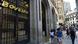 Pedestres caminham em frente ao prédio da Bovespa em São Paulo Pedestres caminham em frente ao prédio da Bovespa em São Paulo
