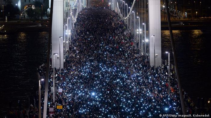 Proteste gegen Internet-Steuer in Ungarn 28.10.2014 (Foto: Gett Images)
