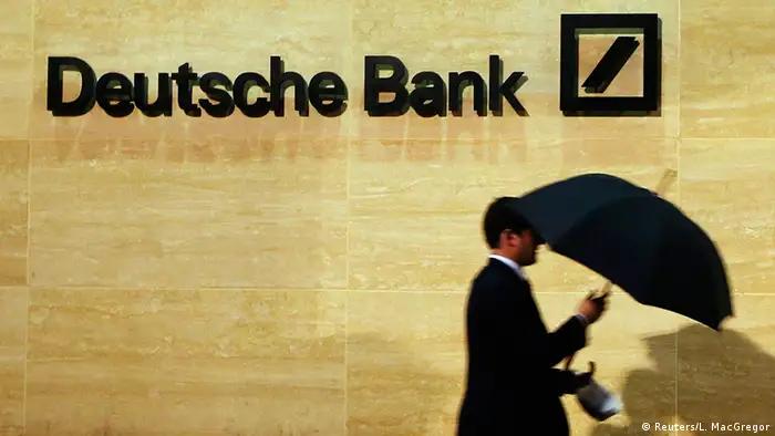 Großbritannien Deutschland Banken Deutsche Bank Logo Mann mit Regenschirm in London