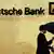 Großbritannien Deutschland Banken Deutsche Bank Logo Mann mit Regenschirm in London