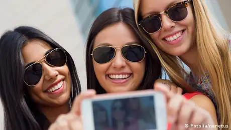 Drei Freundinnen machen ein Selfie mit Smartphone