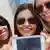 Drei Freundinnen machen ein Selfie mit Smartphone