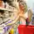 Deutschland Frau mit rotem Einkaufskorb im Supermarkt