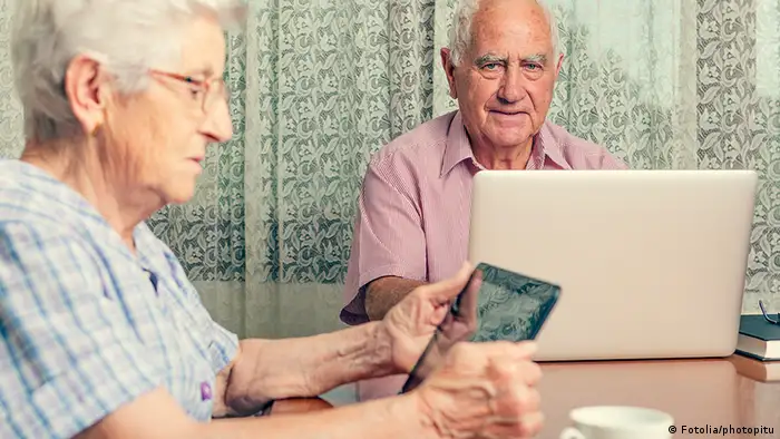 Deutschland Senioren mit Computer und Laptop