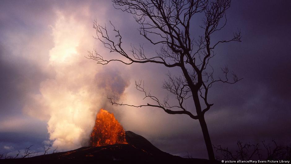 Lava From Hawaii S Kilauea Volcano Gushes From Firehose Into Pacific News Dw 02 02 2017