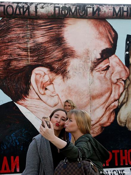 Berlin's East Side Gallery saved from property investors – DW – 11