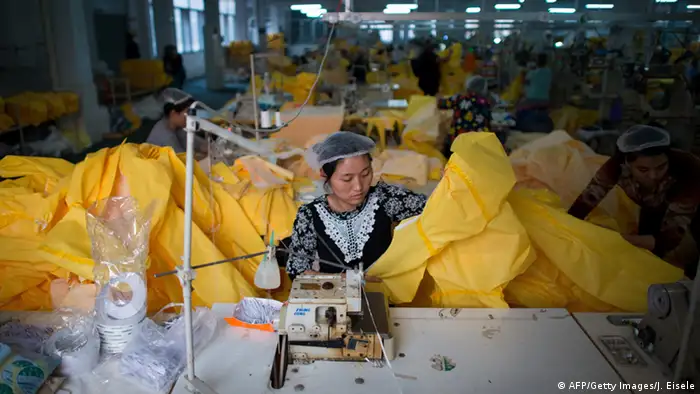 Chinesische Fabrik produziert Schutzanzüge 23.10.2014