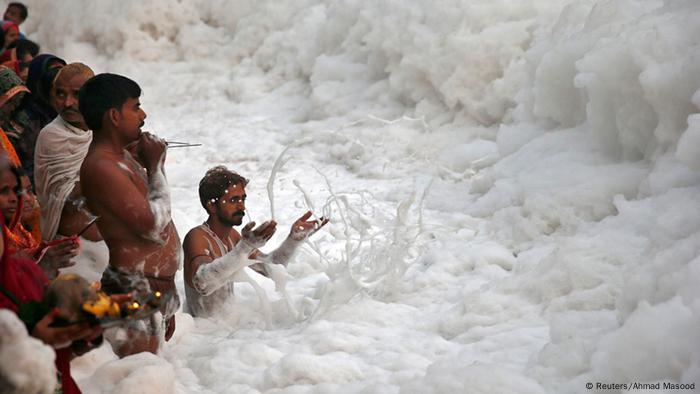 Indien Neu-Delhi Chhath-Puja-Fest Fluss Yamuna 