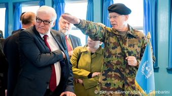 Bundesaußenminister Frank-Walter Steinmeier und Generalmajor Urs Gerber in Panmunjom - Foto: Maurizio Gambarini/dpa