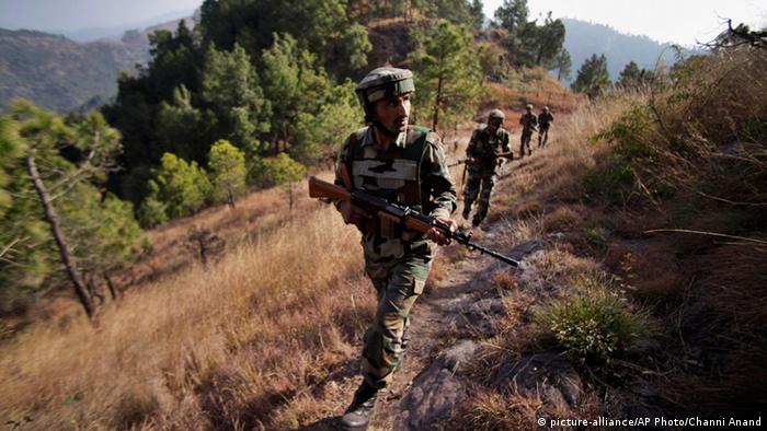 Indische Soldaten im Grenzgebiet zwischen Pakistan und Indien (picture-alliance/AP Photo/Channi Anand)