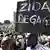 Des milliers de manifestants se sont dirigés vers la radio télévision nationale, certains portant des pancartes "Non à la confiscation de notre victoire, vive le peuple !", "Zida dégage", ou encore "Zida c'est Judas".