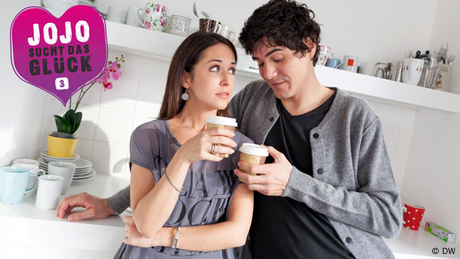 Joe bringt Jojo frischen Kaffee ins Büro – und stellt ihr eine Frage, mit der Jojo nicht gerechnet hat.