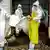 Madaktari wakibeba maiti ya mgonjwa wa Ebola