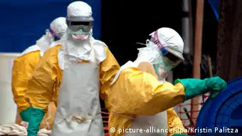 Symbolbild Ebola Schutzanzüge Ärzte