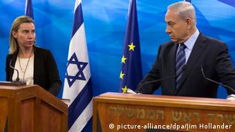 EU-Außenbeauftragte Mogherini mit Netanyahu im israelischen Parlament (Foto: EPA/JIM HOLLANDER / POOL)