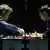 Schach-Weltmeister Carlsen zieht in der ersten Partie gegen Herausforderer Anand. Foto: dpa-pa
