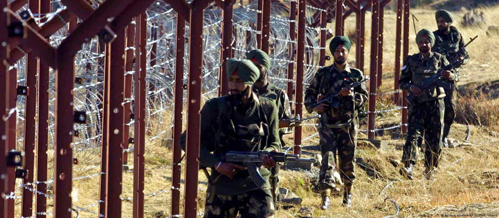 Militants attack Indian Kashmir army camp – DW – 12/05/2014