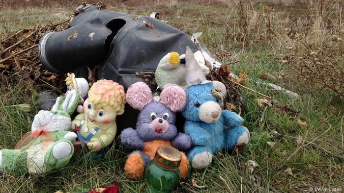 Ostukraine MH17 Kinderstofftiere (DW / K. Logan)