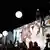Bei den Feierlichkeiten in Berlin 2014 zu 25 Jahren Mauerfall steigen vor der East Side Gallery Luftballons auf