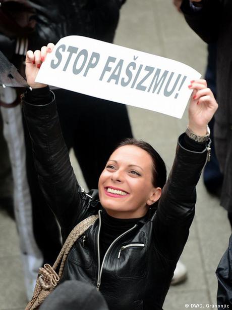 Ana Lalic Demos gegen Faschismus in Novi Sad Serbien
