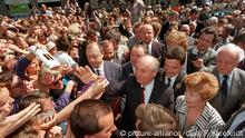 ARCHIV - Michail Gorbatschow (M) und seine Frau Raissa (r) inmitten einer begeisterten Menschenmenge auf dem Bonner Marktplatz am 13.06.1989. Als einer der Väter der Deutschen Einheit hat sich der frühere Kremlchef Michail Gorbatschow seinen Platz in der Geschichte schon vor gut 20 Jahren gesichert. Doch vor seinem 80. Geburtstag am 2. März sorgt sich der vom Westen als Weltverbesserer gefeierte Friedensnobelpreisträger vor allem weiter um die Zukunft seiner Heimat Russland. Foto: Frank Kleefeldt dpa (zum dpa Themenpaket: «Der Mann, der die Welt veränderte - Gorbatschow wird 80» vom 01.03.2011) +++(c) dpa - Bildfunk+++