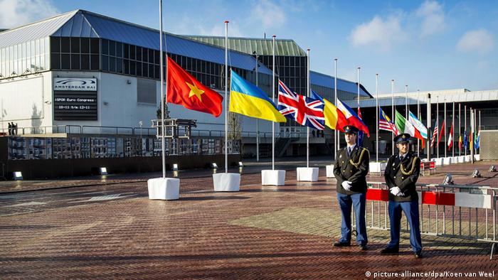 Вход в конгресс-центр, где проходит траурная церемония