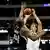Szene aus dem Basketball-Spiel Dallas Mavericks gegen Sacramento Kings mit Superstar Dirk Nowitzki (Foto: picture-alliance/AP Images)