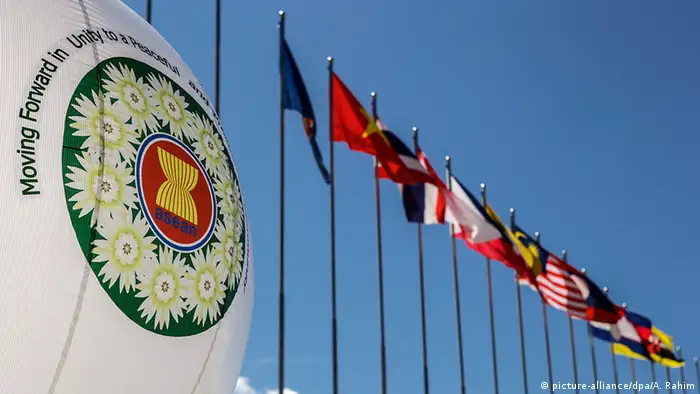 Myanmar Asean-Gipfel in Naypyidaw eröffnet Flaggen