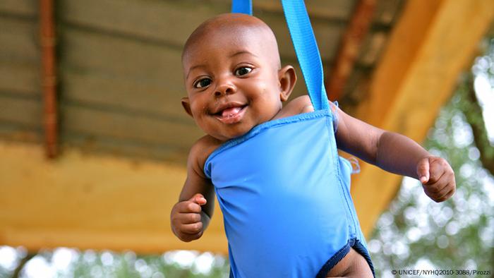 UNICEF Junge in blauer Stoffschaukel