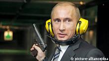 ARCHIV - Wladimir Putin hält eine Pistole an einem Schießstand im neuen Hauptsitz des russischen Geheimdienstes (Archivfoto vom 08.11.2006). Russland diskutiert eine Lockerung seines Waffengesetzes. Demnach sollen Bürger künftig Pistolen und Revolver für ihren besseren persönlichen Schutz kaufen dürfen. EPA/DMITRY ASTAKHOV - POOL PRESIDENTIAL PRESS SERVICE/ITAR-TASS +++(c) dpa - Bildfunk+++