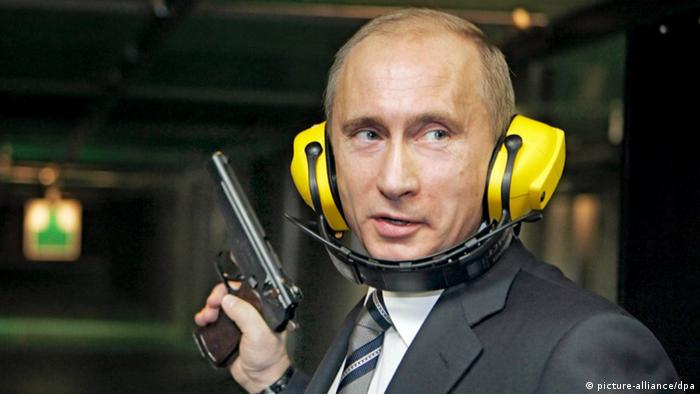 Путин с пистолетом в тире, 2006 год
