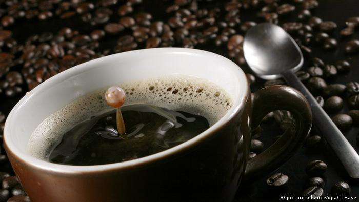 Eine Tasse Kaffee und Kaffeebohnen