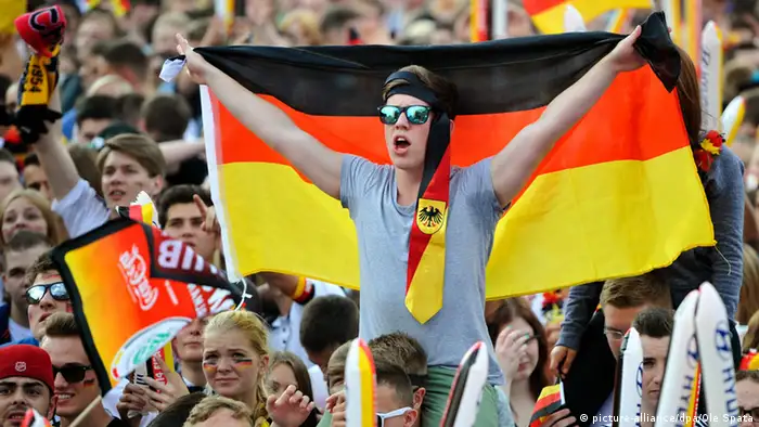 Symbolbild Deutschland Fußball Fans WM Fahne