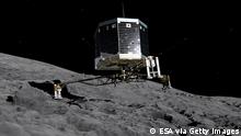 Bildunterschrift:DARMSTADT, GERMANY - NOVEMBER 12: (EDITORIAL USE ONLY) In this February 17, 2014 handout photo illustration provided by the European Space Agency (ESA) the Philae lander is pictured descending onto the 67P/Churyumov-Gerasimenko comet. ESA will attempt to land the Philae lander onto the comet in the afternoon (GMT) of November 12 which, if successful, will be the first time ever that a man-made craft has landed onto a comet. The Philae lander, launched from the Rosetta probe, is a mini laboratory that will harpoon itself to the surface, though a problem with a gas thruster detected November 11 is making the outcome of the landing uncertain. (Photo ESA via Getty Images)