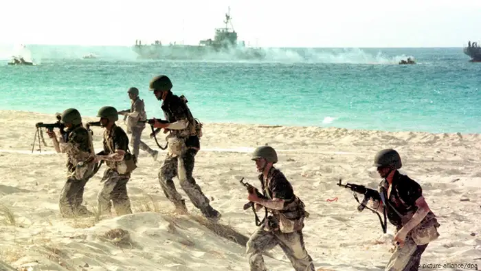 Ägyptische Soldaten bei Truppenübung Archiv 1999 (picture-alliance/dpa)