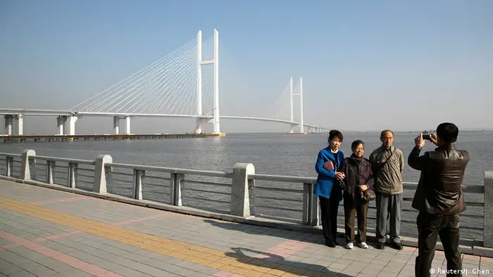 China Nordkorea Grenze Brücke über den Grenzfluss Yalu
