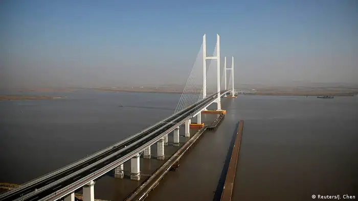 China Nordkorea Grenze Brücke über den Grenzfluss Yalu